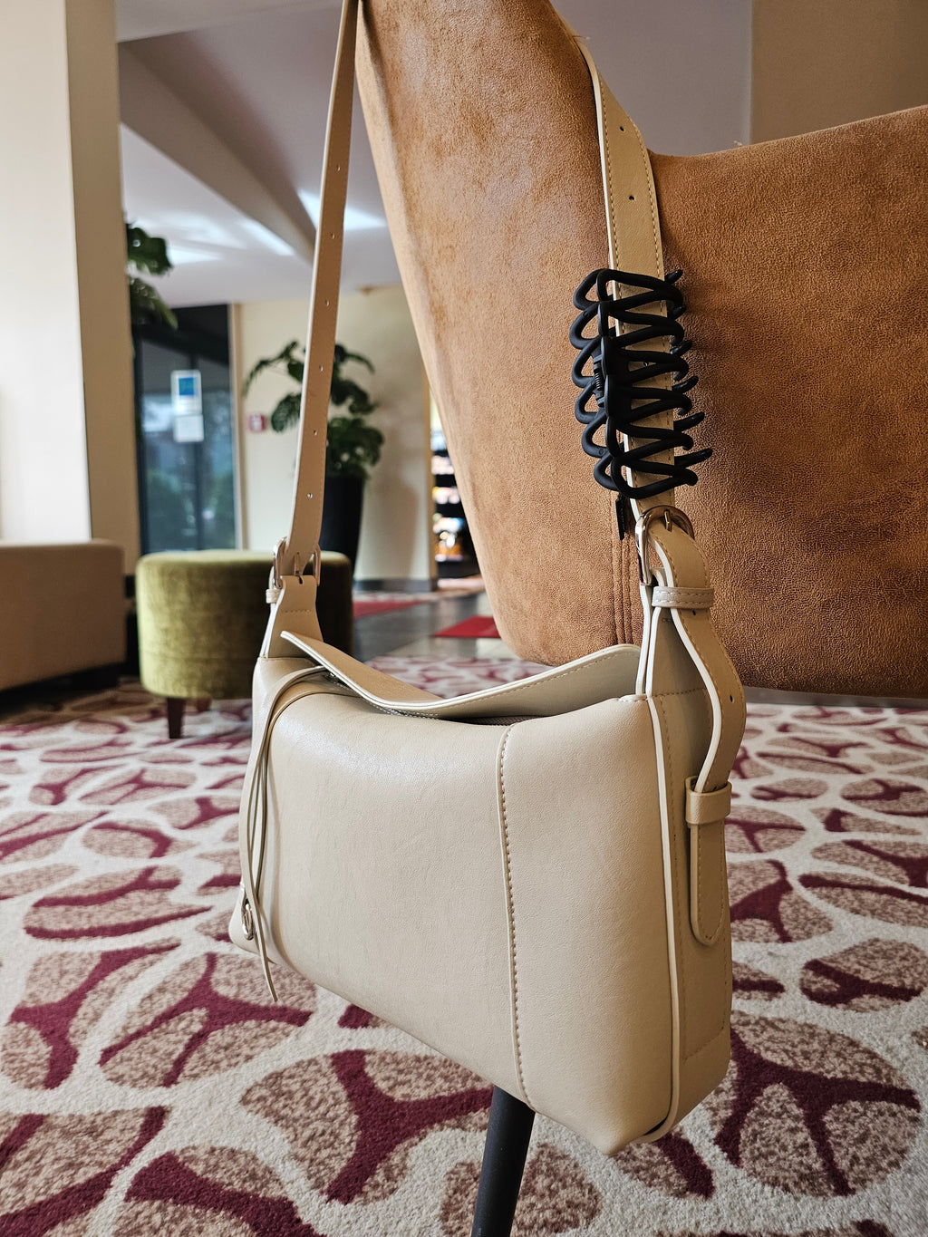 Avyline Selyris Ivory - helle Handtasche mit Schulterriemen