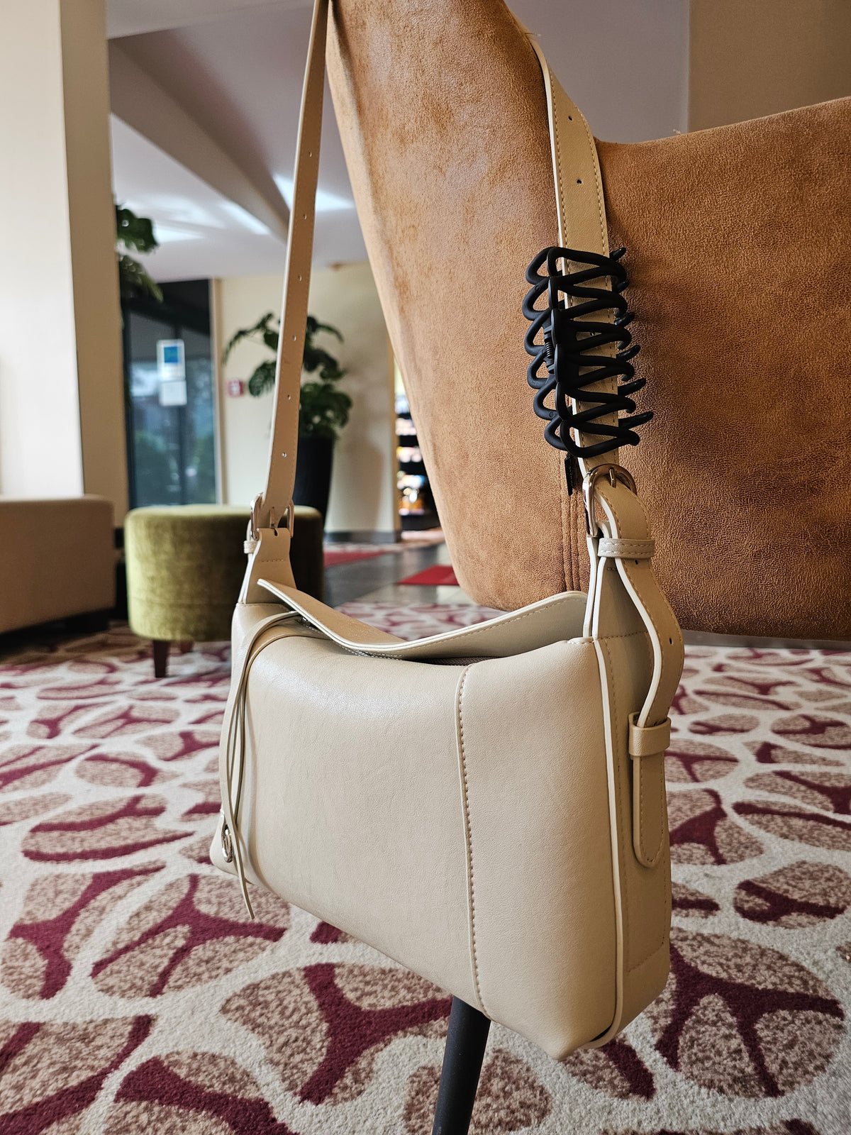 Avyline Selyris Ivory - helle Handtasche mit Schulterriemen