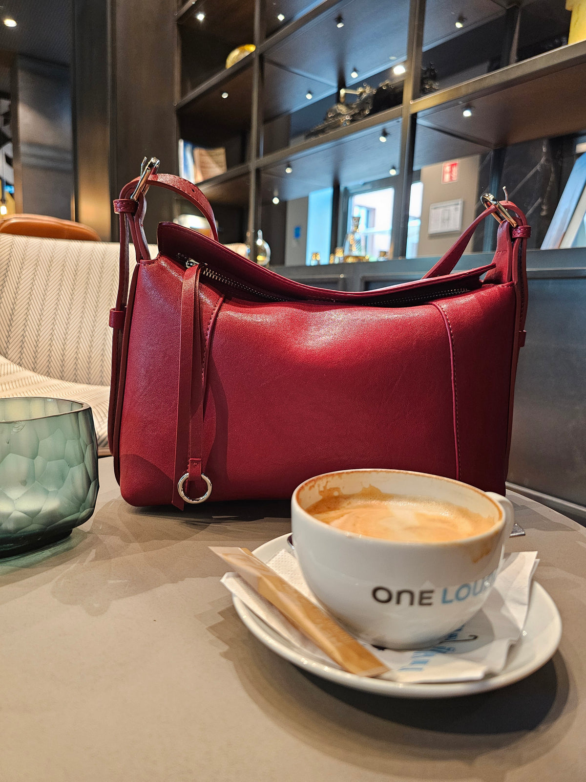 Avyline Selyris Rouqe - rote Handtasche mit Kaffee im Cafe