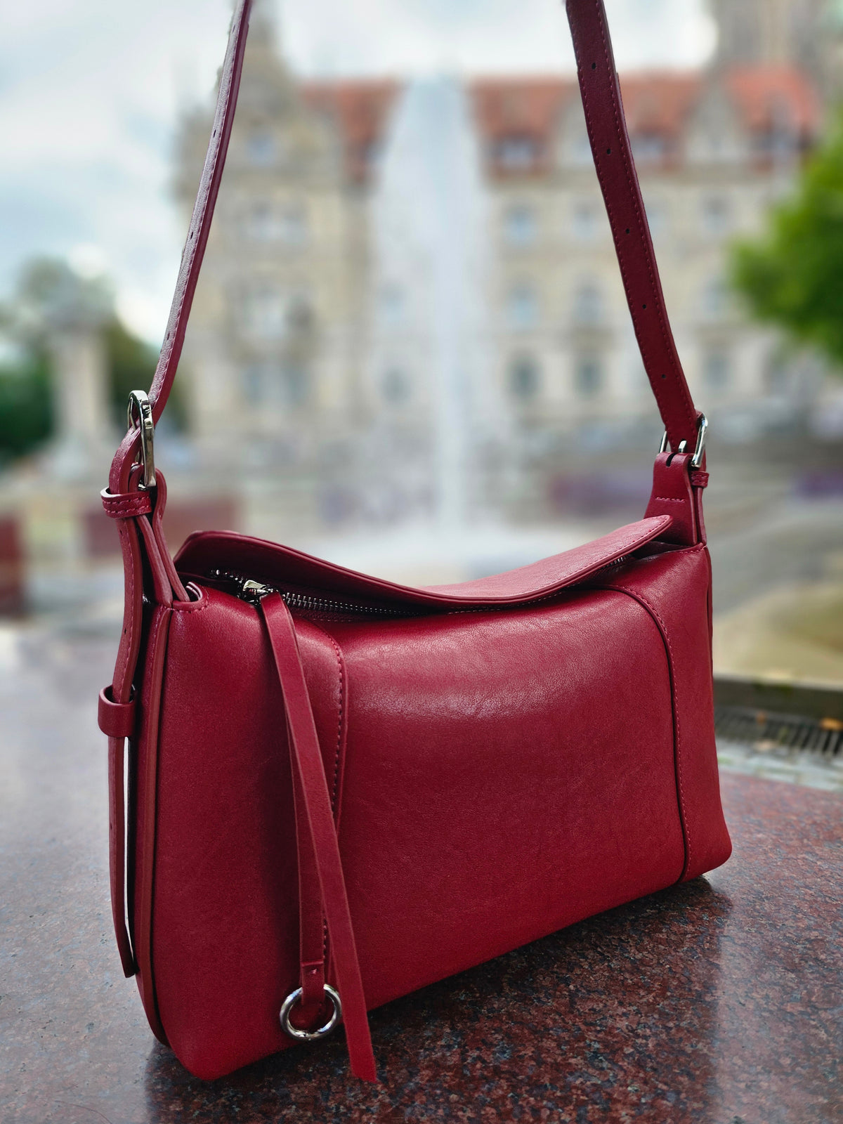 Avyline Selyris Rouqe - rote Handtasche mit Schulterriemen